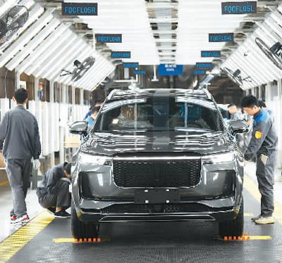 4月25日，理想汽车江苏常州制造基地内的智能化汽车生产线上，工人正在生产装配新能源汽车。 夏晨希 摄（人民视觉）